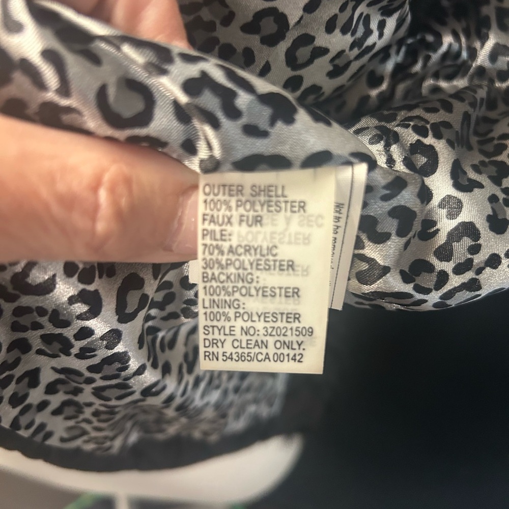 Peter Nygard Black Quilted Vest with Faux Fur Trim - Picture 9 of 9